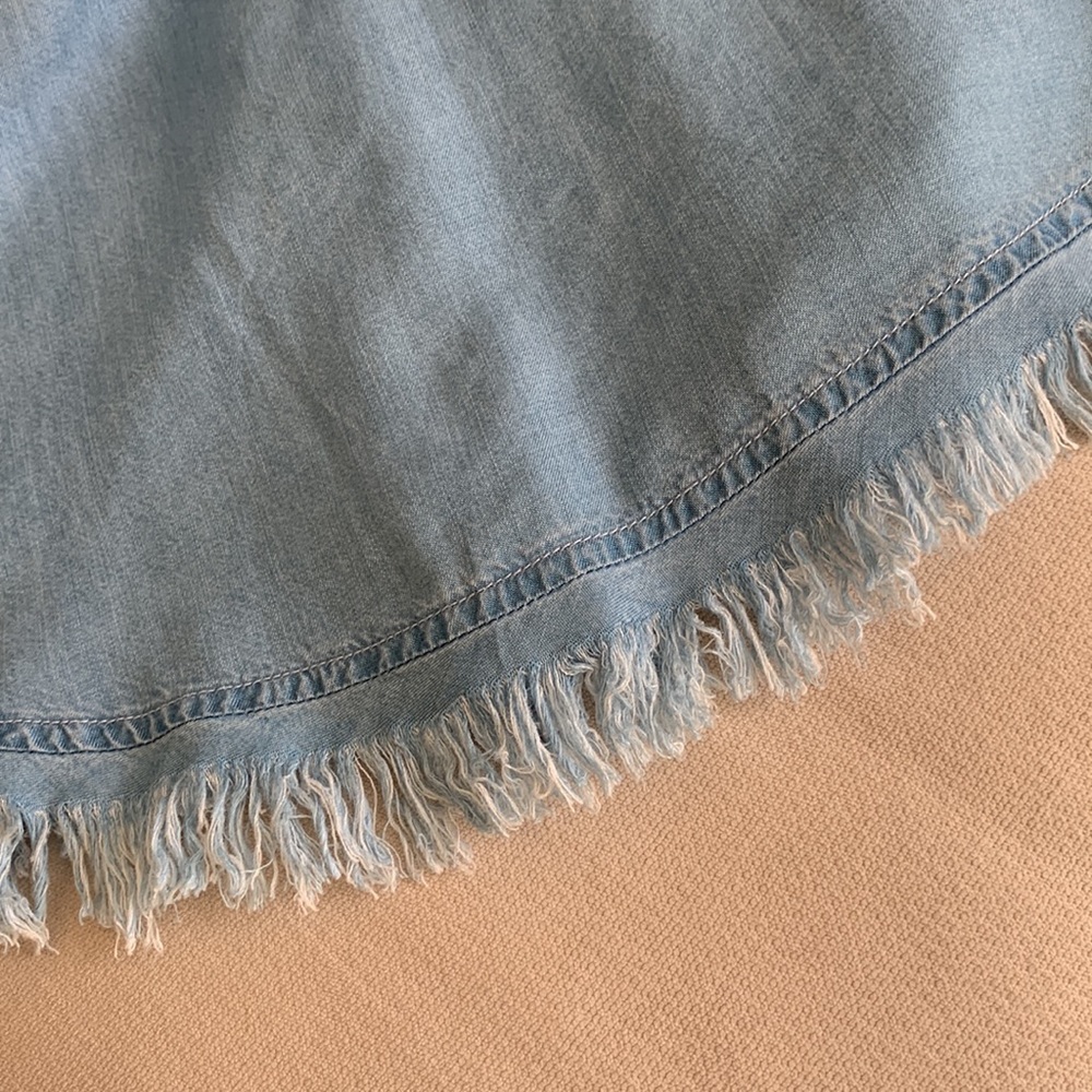 Chambray shirt with two pockets and fringe at bottom! - Picture 2 of 8